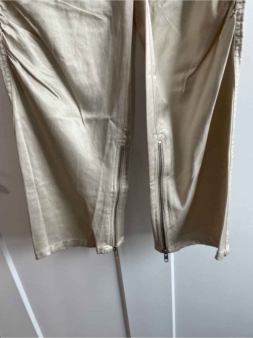 Y2K BCBGMAXAZRIA Metallic Silver Satin Cargo Zip Pants Futuristic Utility Size 6 - Picture 6 of 9